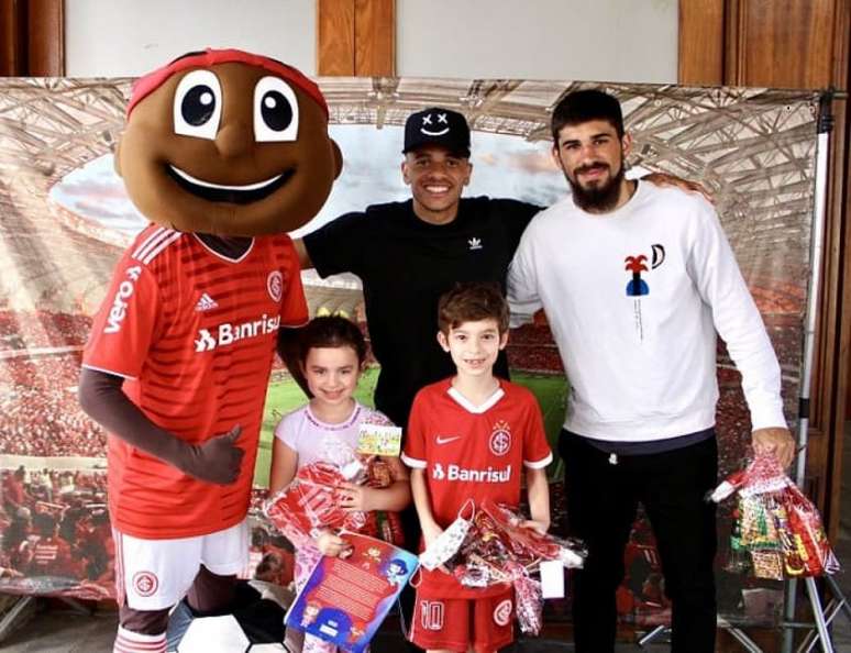 Taison e Bruno Méndez tirando foto em ação do Colorado no Dia das Crianças (Divulgação/Internacional)