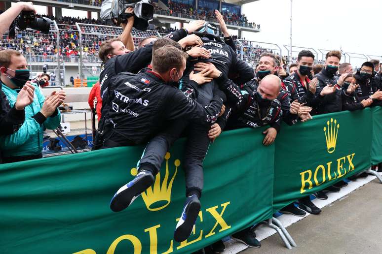 Valtteri Bottas comemora com a Mercedes sua vitória na Turquia 