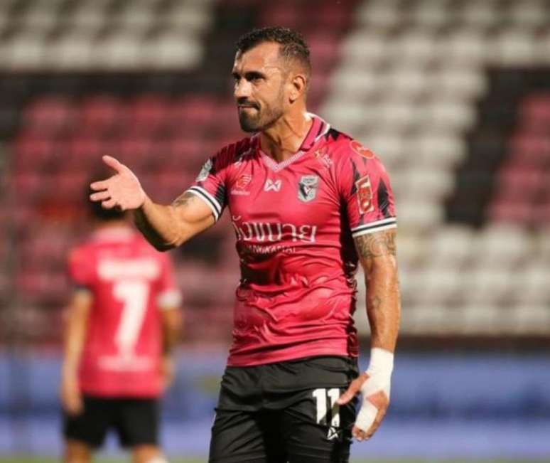 Douglas vive um bom momento no futebol tailandês (Foto: Divulgação/assessoria do jogador)