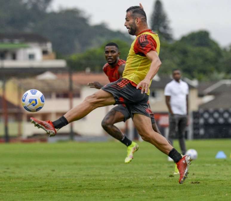 O meia Thiago Maia durante atividade do Flamengo (Foto: Divulgação/Flamengo)