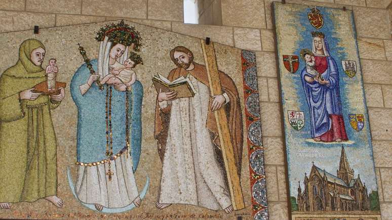 A basílica da Anunciação tem imagens de Maria enviadas por diversos países; na Escócia ela é representada como branca