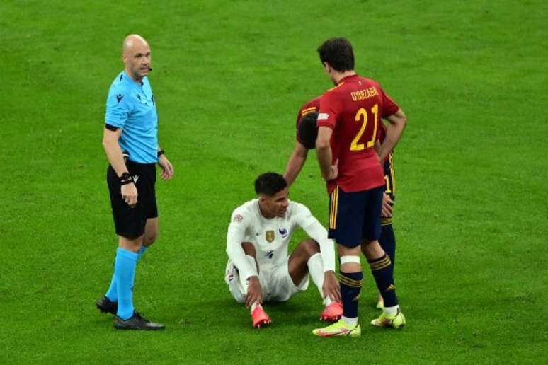 Varane se lesionou na final da Nations League (MIGUEL MEDINA / POOL / AFP)
