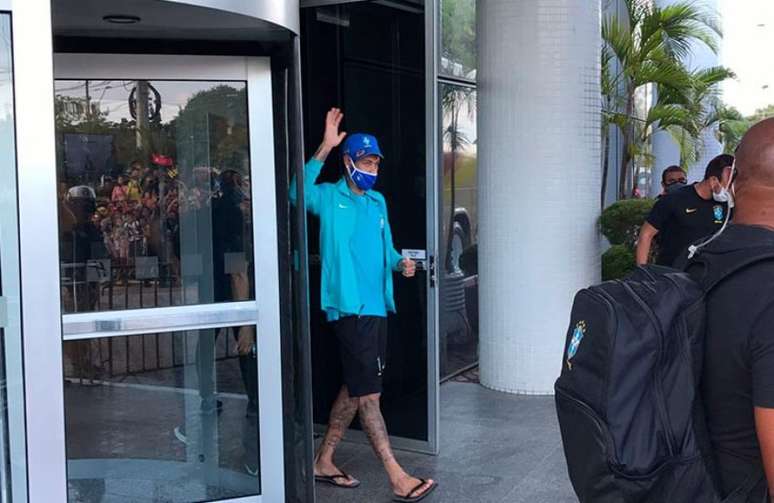 Neymar agradece aplausos dos torcedores que foram ao hotel (Foto: Sérgio Santana / LANCE!