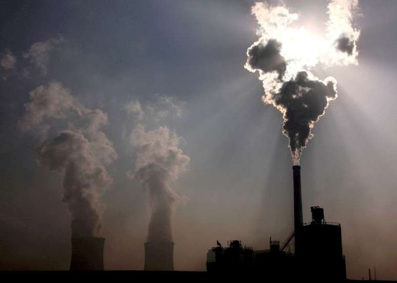 Fábrica que usa carvão na cidade de Baotou, na China
31/10/2010.  REUTERS/David Gray