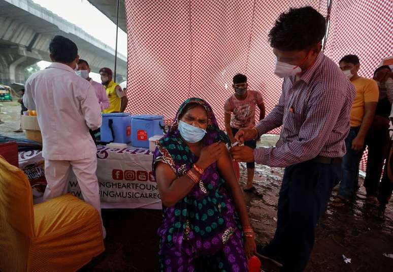 Mulher recebe dose de vacina Covaxin em posto de vacinação em Nova Délhi. 31/08/2021. REUTERS/Adnan Abidi