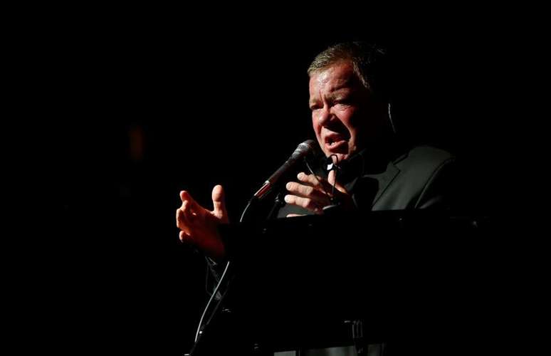 Ator William Shatner em performance no The Canyon Club em Agoura, Calif&oacute;rnia. 24/10/2013. REUTERS/Mario Anzuoni