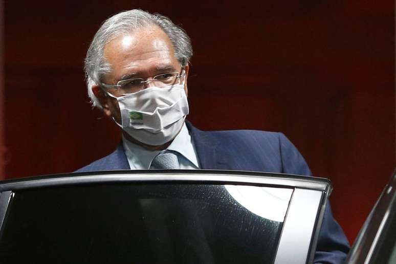 Ministro Paulo Guedes, na frente do ministério em Brasília
5/10/2021 REUTERS/Adriano Machado