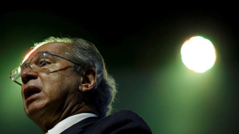Paulo Guedes mant&eacute;m recursos em contas offshore fora do pa&iacute;s