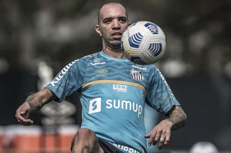 Diego Tardelli ainda busca um melhor condicionamento físico (Foto: Ivan Storti/Santos FC)