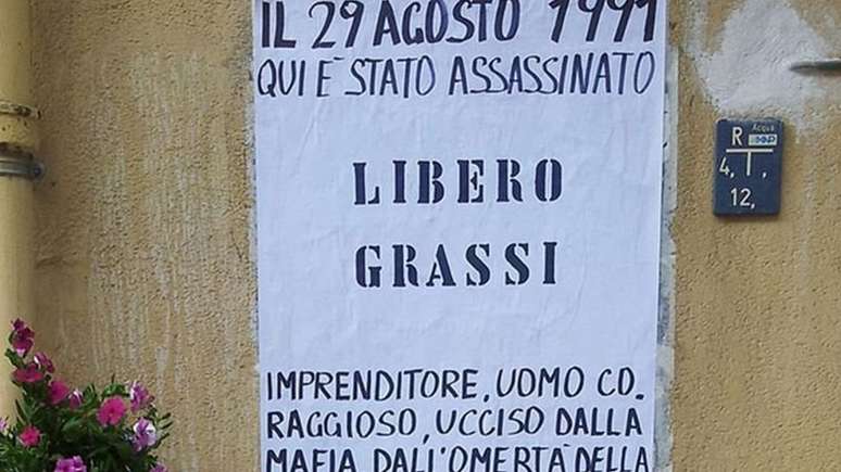 Cartaz marca o local onde Libero Grassi foi assassinado