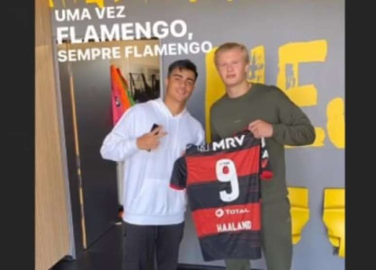 Haaland recebendo a camisa do Flamengo de Reinier (Foto: Reprodução / Instagram)