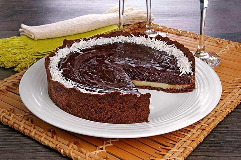Guia da Cozinha - Receita de torta de chocolate com coco cremosa