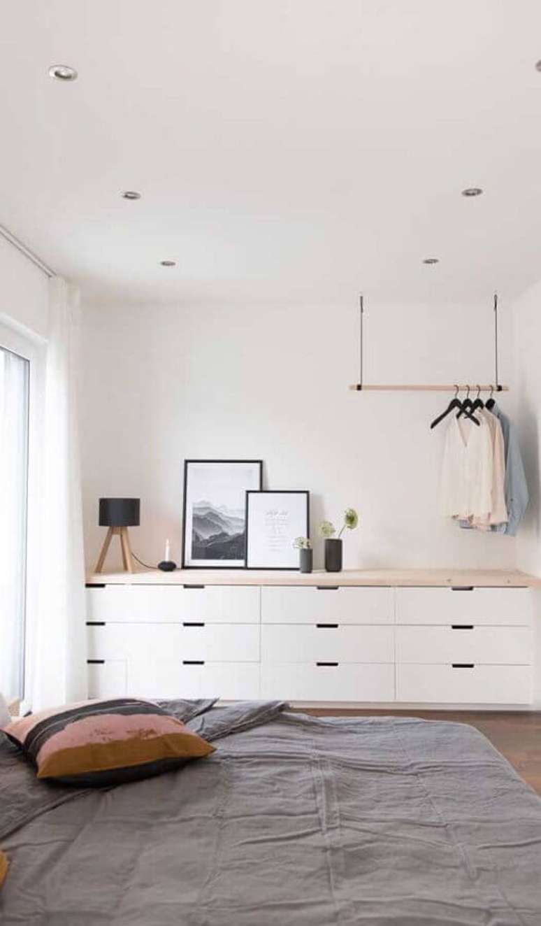 7. Decora&ccedil;&atilde;o com arara suspensa e c&ocirc;moda gaveteiro para quarto de casal grande &ndash; Foto: Apartment Therapy