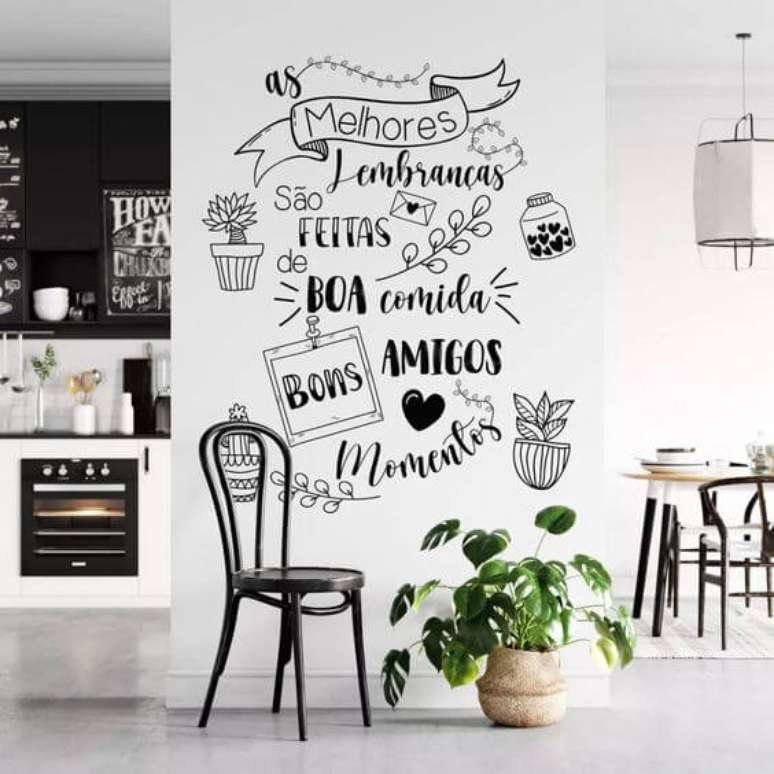 31. Adesivo de lettering na parede da sala – Foto Bem Colar