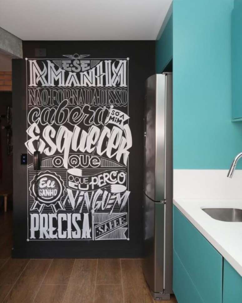1. Lettering na parede da cozinha azul – Foto Quattrino Arquitetura