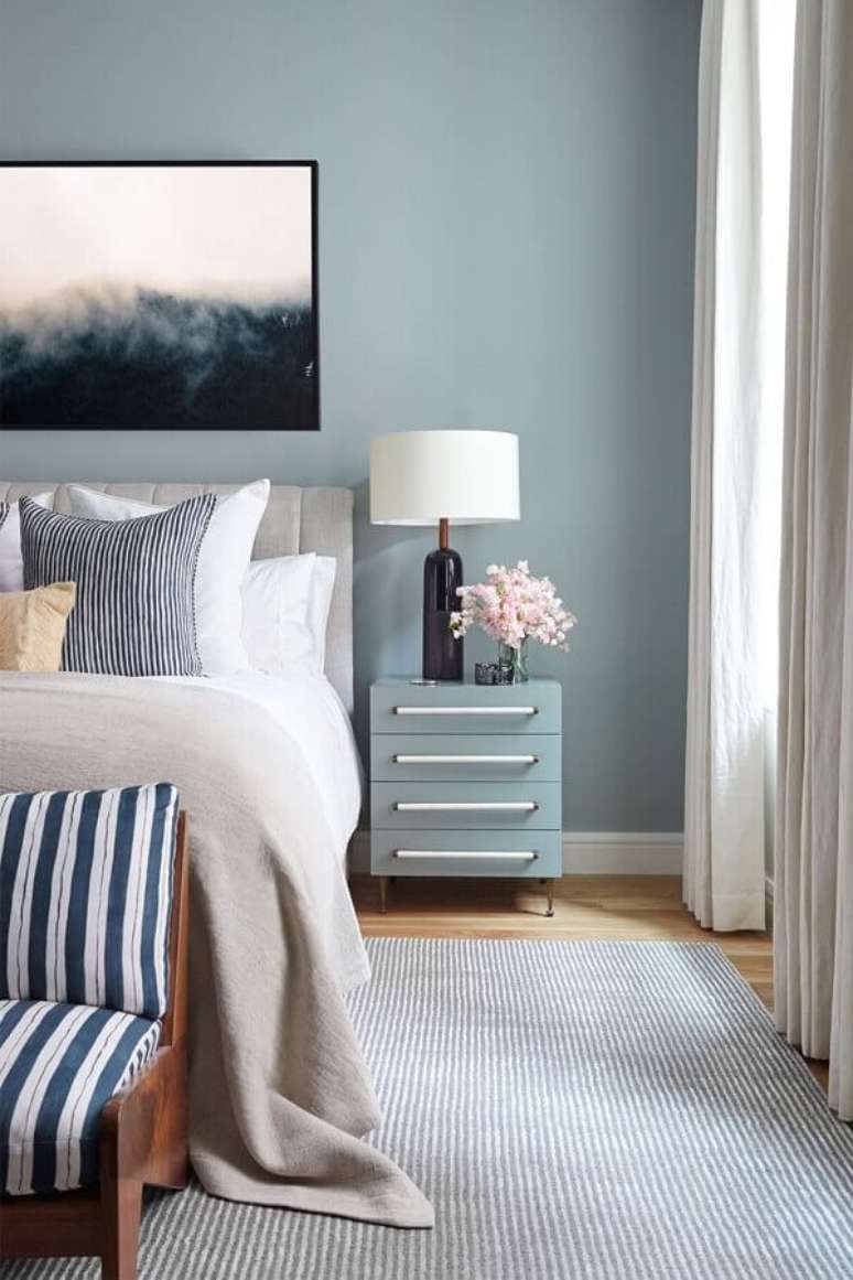 30. Decora&ccedil;&atilde;o com gaveteiro baixo para quarto azul de casal &ndash; Foto: Home Fashion Trend