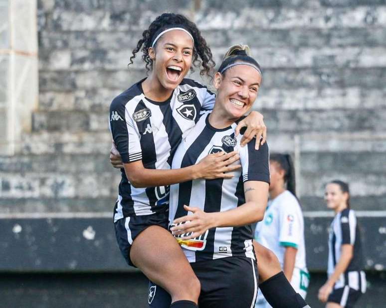 Botafogo Feminino em ação contra o Serra Macaense (Foto: Jhonathan Jeferson)