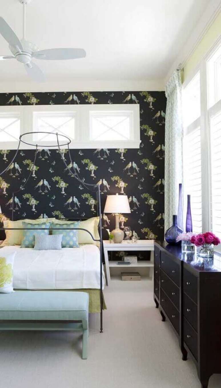 22. Cômoda gaveteiro para quarto decorado com cama de ferro e papel de parede preto – Foto: Homify