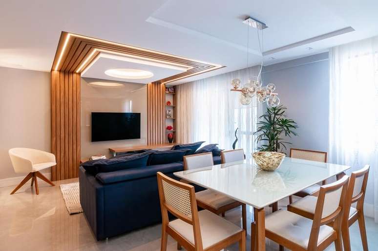 3. O pavimento intermediário integra os ambientes de sala de estar, sala de jantar e cozinha. Foto: Gustavo Bresciani