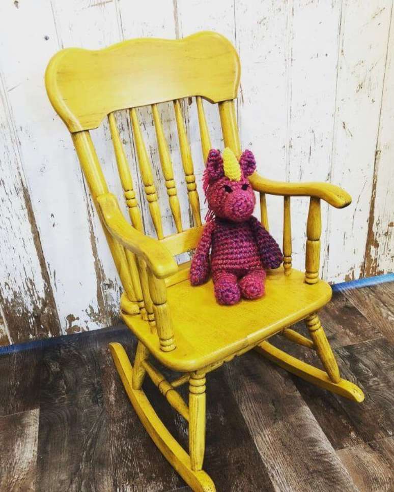 45. Cadeira de balanço para sacada de apartamento colorida – Foto Larson Rustic Home Furnishings