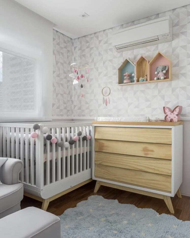 15. Cômoda gaveteiro para quarto de bebê cinza e branco decorado com papel de parede delicado – Foto: UEBAA Design