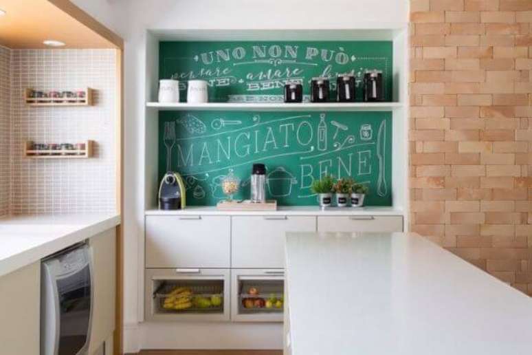 42. Cozinha moderna com lettering na parede – Foto GF Projetos