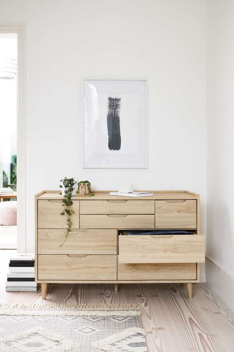 1. Decoração clean com gaveteiro de madeira para quarto branco – Foto: Next.co
