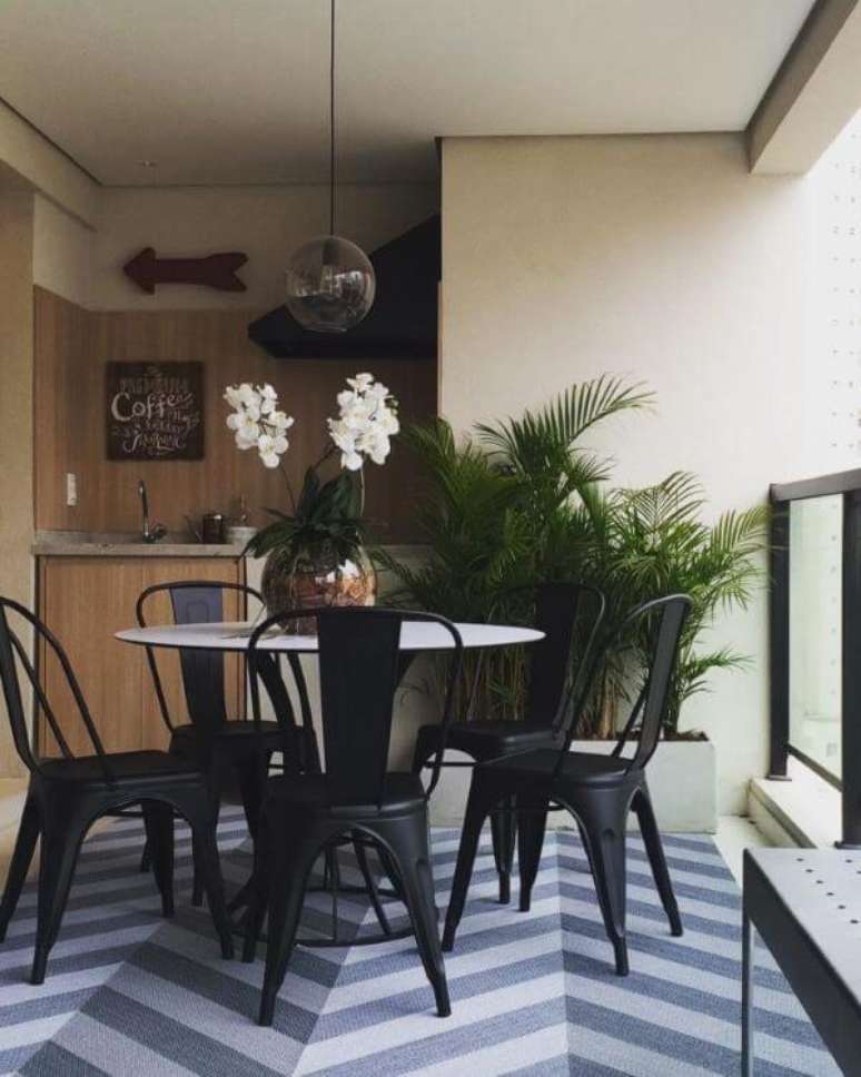 23. Conjunto de mesa e cadeira para sacada na cor preta – Foto Pro A arquitetos