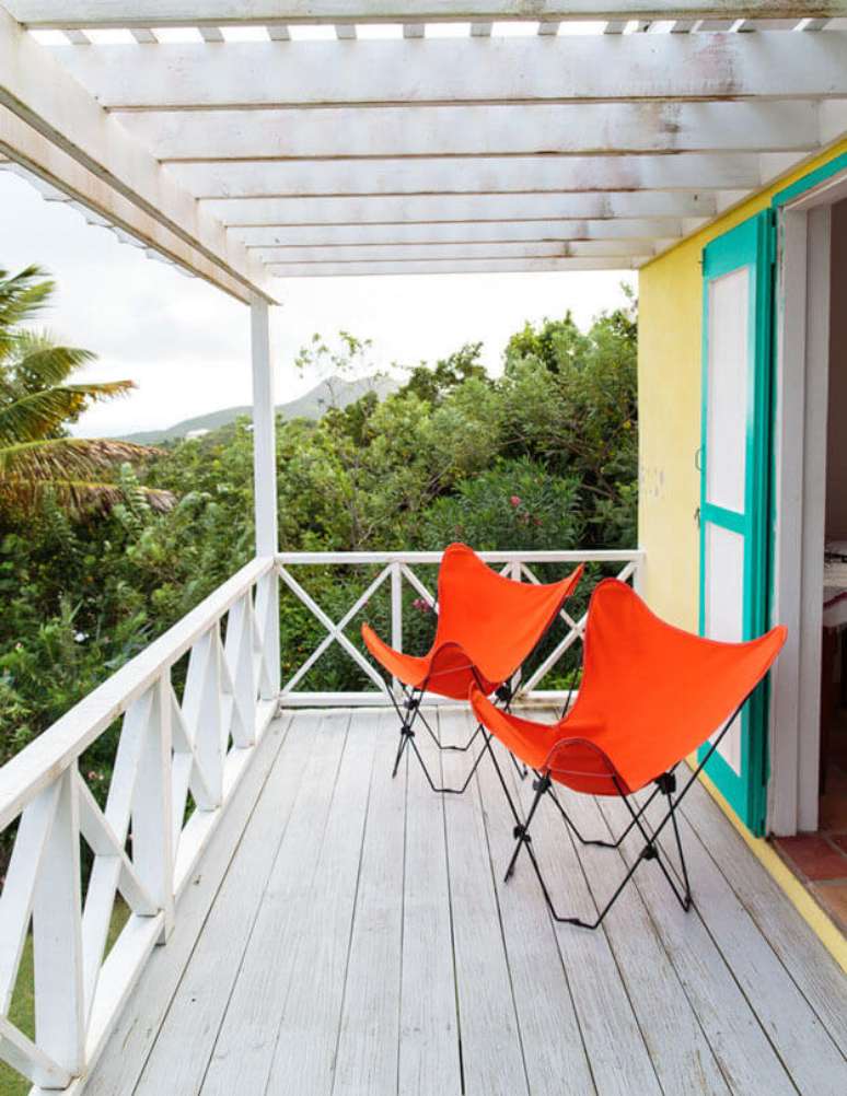 54. Sacada decorada com poltrona butterfly laranja &ndash; Foto Lonny