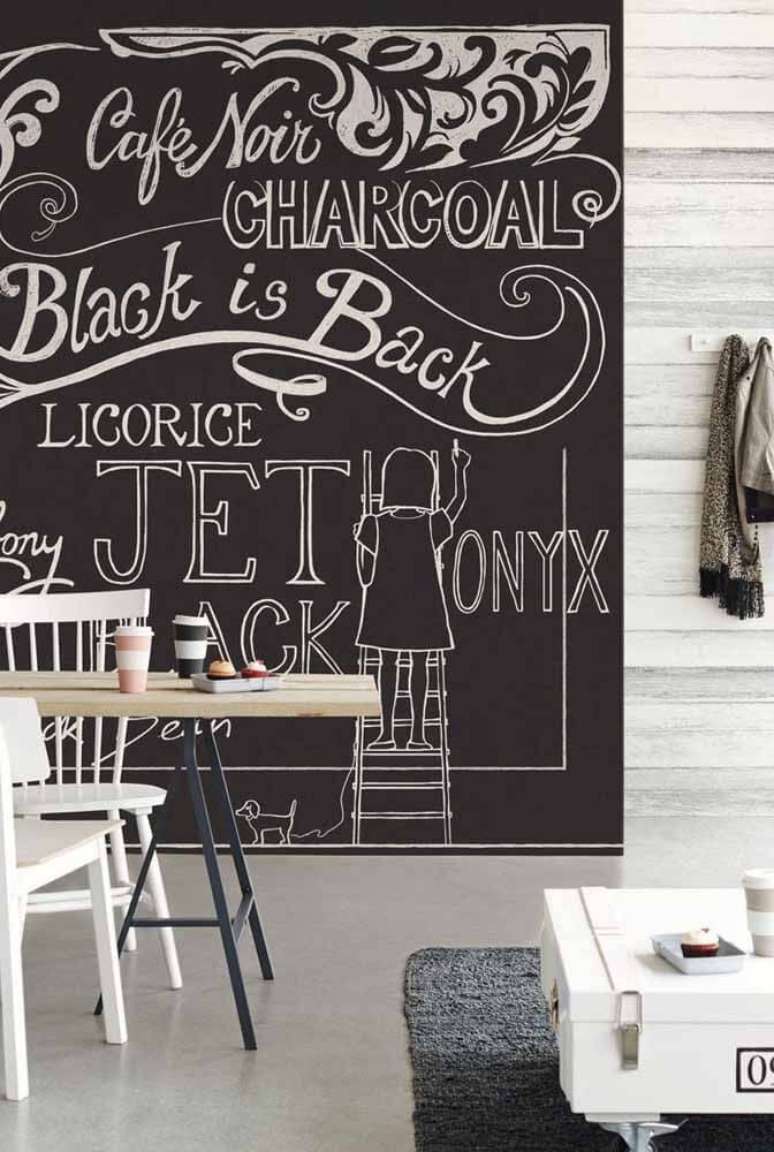 28. Sala de jantar com lettering na parede e desenhos modernos – Foto Decor Facil