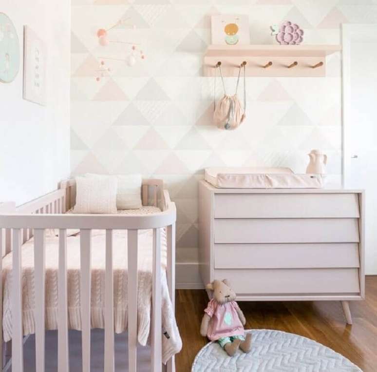 19. Cômoda gaveteiro para quarto de bebê feminino decorado em cores claras – Foto: Ameise Design