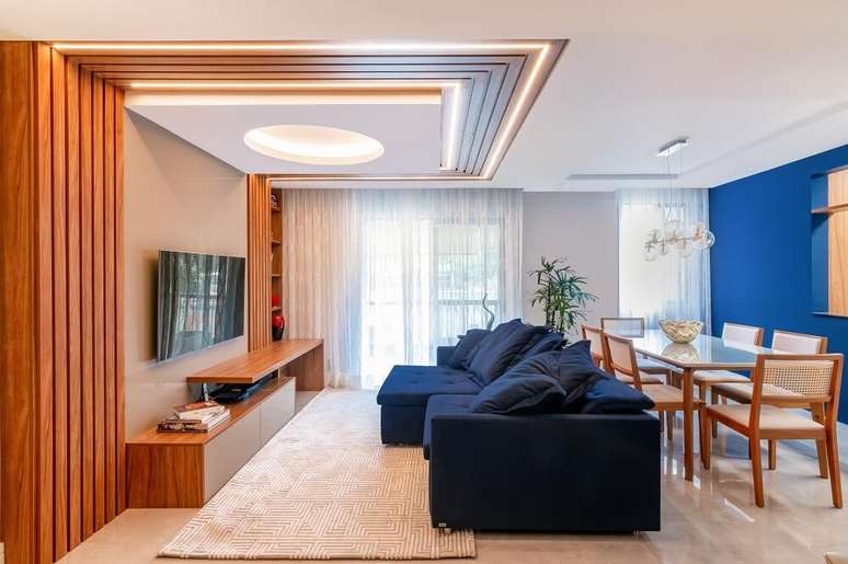 4. Elementos em madeira marcam presença no décor e delimitam a sala de estar. Foto: Gustavo Bresciani