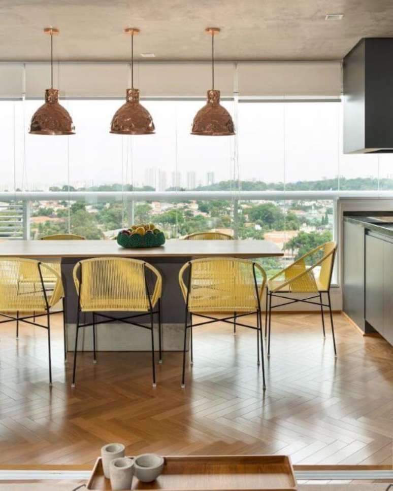 17. Decoração moderna com cadeira para sacada amarela e mesa de jantar grande – Foto Viviane Gobbato Arquitetura
