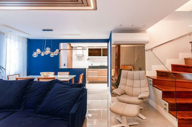 6. O espelho bronze atr&aacute;s da poltrona duplica a decora&ccedil;&atilde;o do ambiente. Foto: Gustavo Bresciani