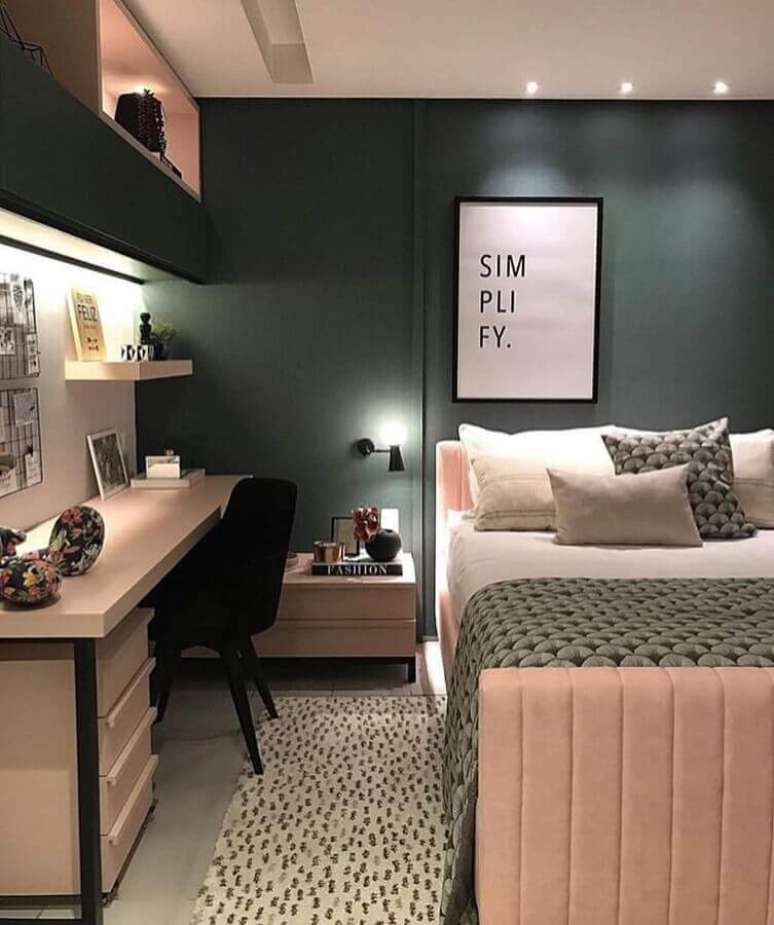 44. Gaveteiro baixo para quarto feminino cinza e rosa decorado com escrivaninha &ndash; Foto: Home Fashion Trend