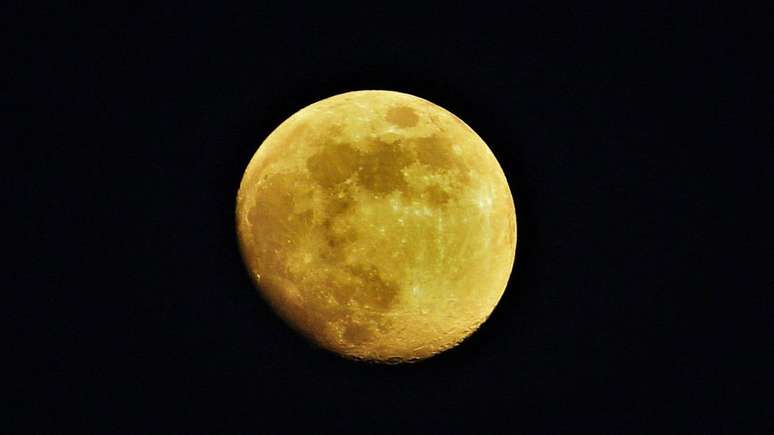 Os cientistas calcularam o albedo medindo a luz do sol que a Terra reflete na lua