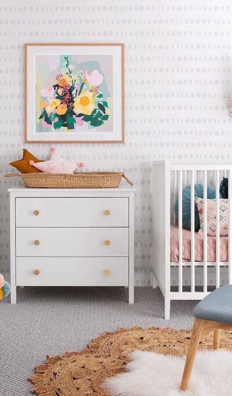 31. Decoração com gaveteiro branco para quarto de bebê com papel de parede delicado – Foto: Decor Fácil