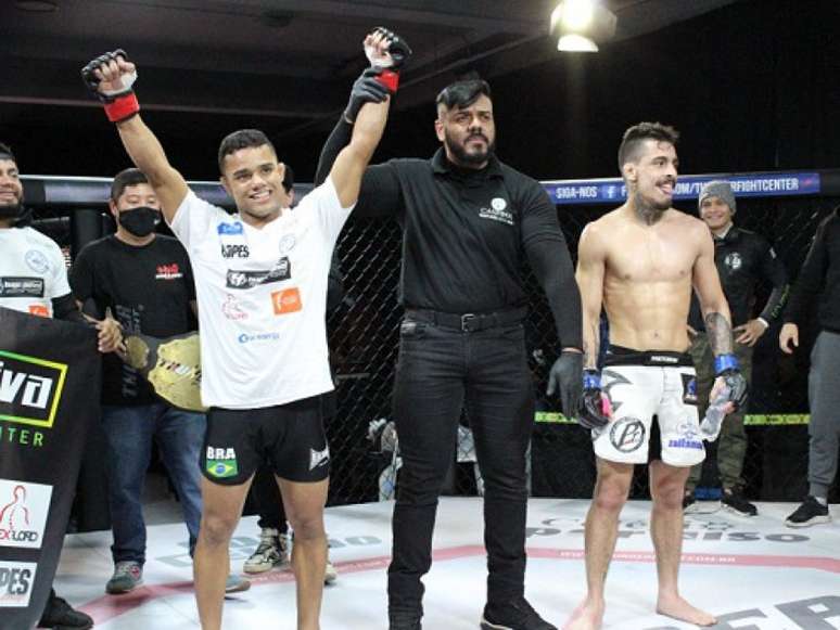 Campeão no amador, Hugo Paiva também conquistou o cinturão profissional do Thunder Fight (Foto: Divulgação)