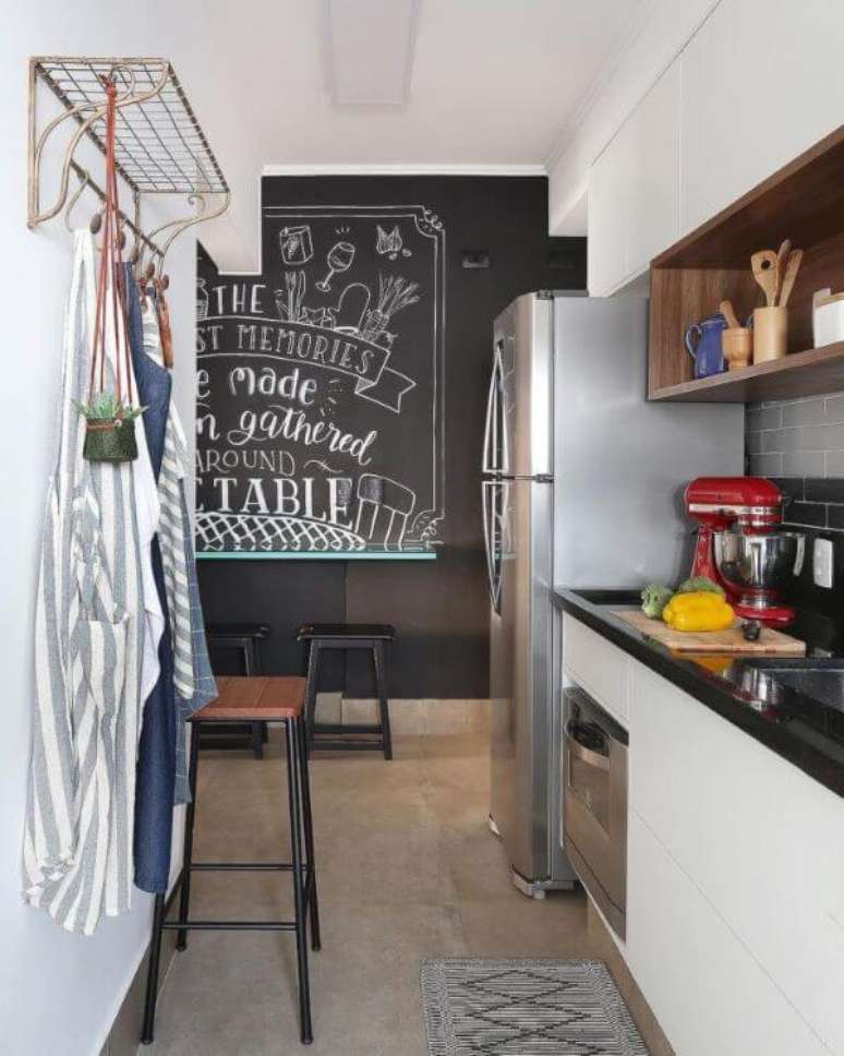 37. Cozinha com lettering na parede e moveis brancos – Foto Quattrino Arquitetura