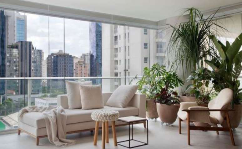 56. Varanda de vidro com chaise longue área externa branco e sofisticado – Foto Nildo Jose Arquitetura