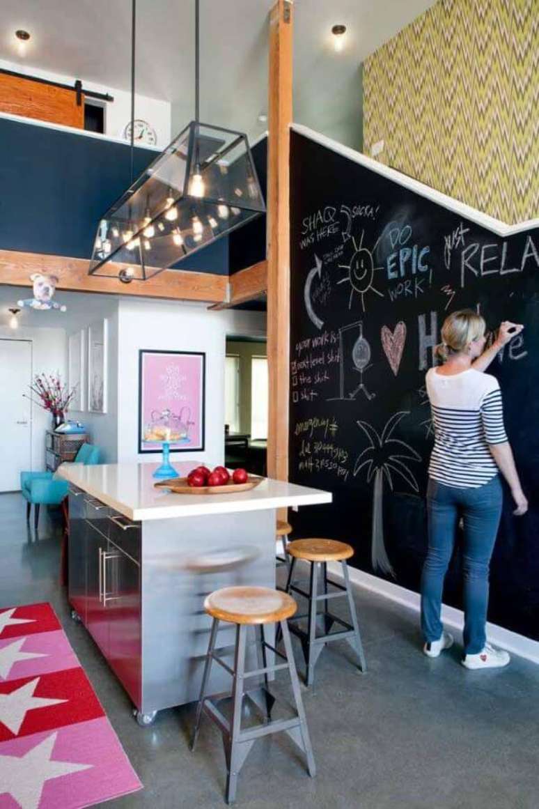 41. Cozinha moderna com lettering na parede feito com tinta lousa – Foto Decor facil