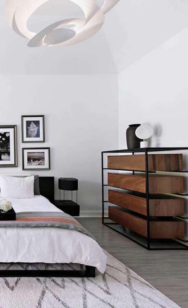 2. Decora&ccedil;&atilde;o com modelo moderno de c&ocirc;moda gaveteiro para quarto de casal &ndash; Foto: Decor F&aacute;cil