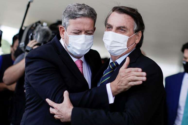 Presidente da Câmara dos Deputados, Arthur Lira, abraça presidente Jair Bolsonaro em Brasília
25/03/2021 REUTERS/Ueslei Marcelino