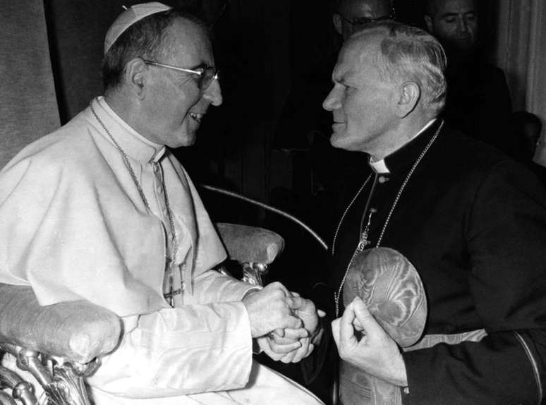 Papa João Paulo 1º em encontro com o então cardeal Karol Wojtyla, que o sucedeu como pontífice
16/10/1978
REUTERS/Vaticano/Arquivo