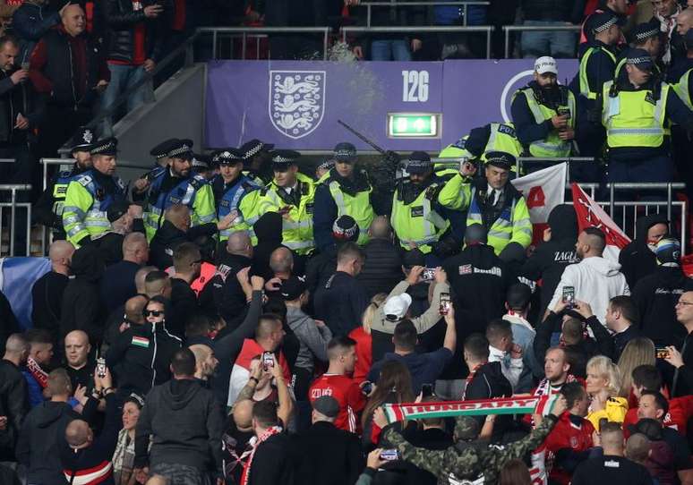 Violência nos estádios em alta, como nesse flagrante de policiais em confronto com torcedores húngaros durante partida entre Inglaterra e Hungria pelas eliminatórias para a Copa do Mundo em Wembley
12/10/2021 Action Images via Reuters/Carl Recine