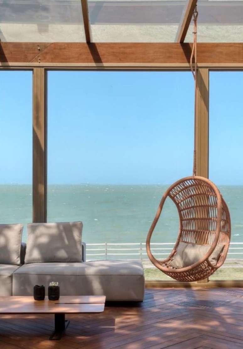 10. Sacada com vista para o mar e cadeira de balanço – Foto Czhott Arquitetura