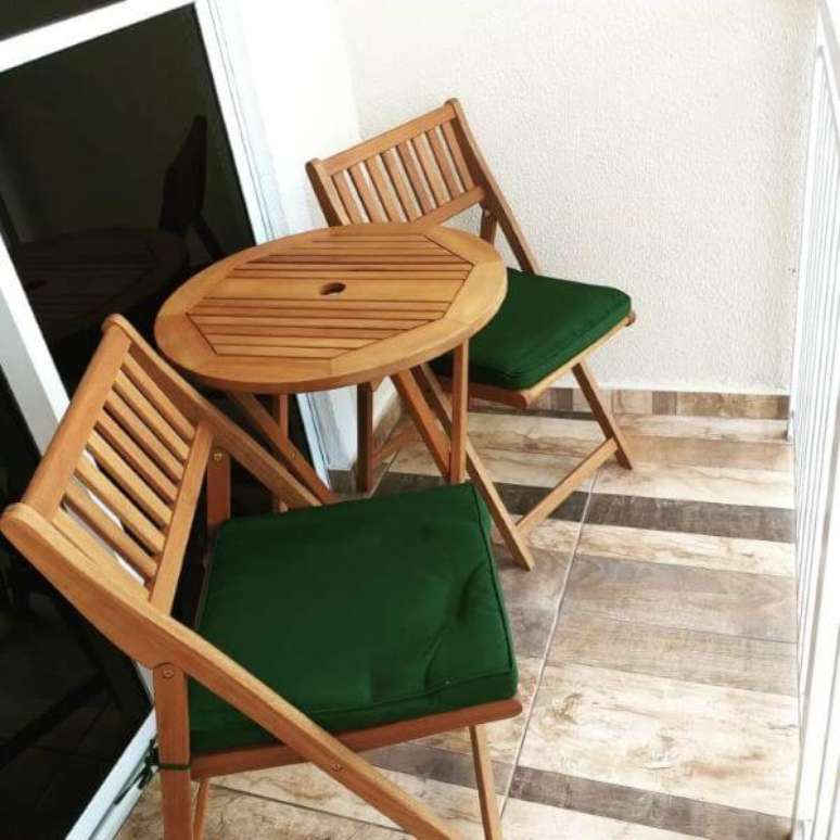 5. Conjunto de cadeira para sacada com estofado verde – Foto Apt3 12