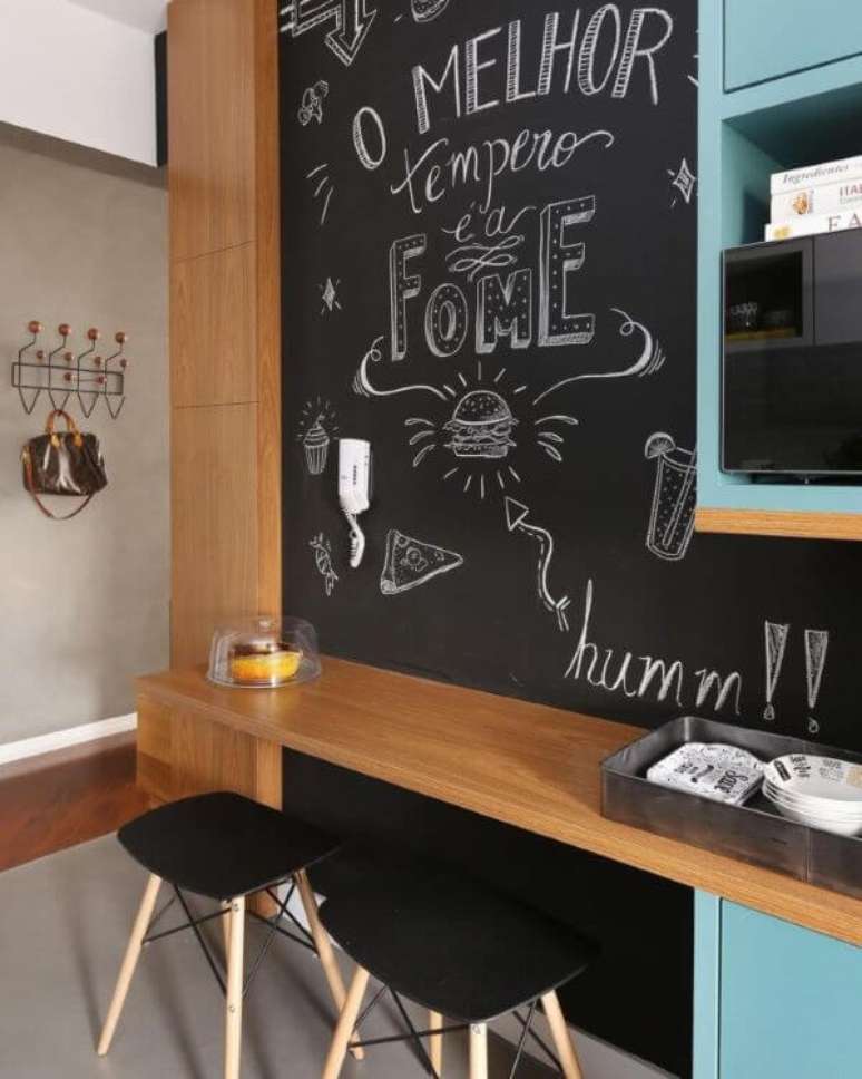 17. Lettering na parede da cozinha moderna e planejada – Foto Flavia Lauzana