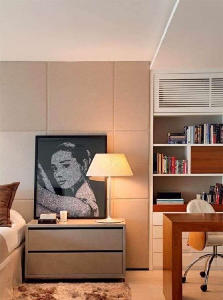 59. Gaveteiro pequeno para quarto de casal moderno decorado em cores claras com estante para livros – Foto: MCA Studio