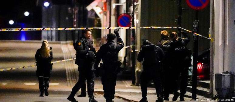 Policiais armados patrulham ruas de Kongsberg após ataque